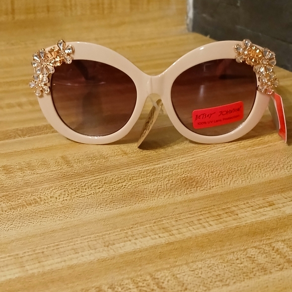 Betsey Johnson NWT Pale Pink lSunglasses With Rose Gold Floral Design - Picture 2 of 7